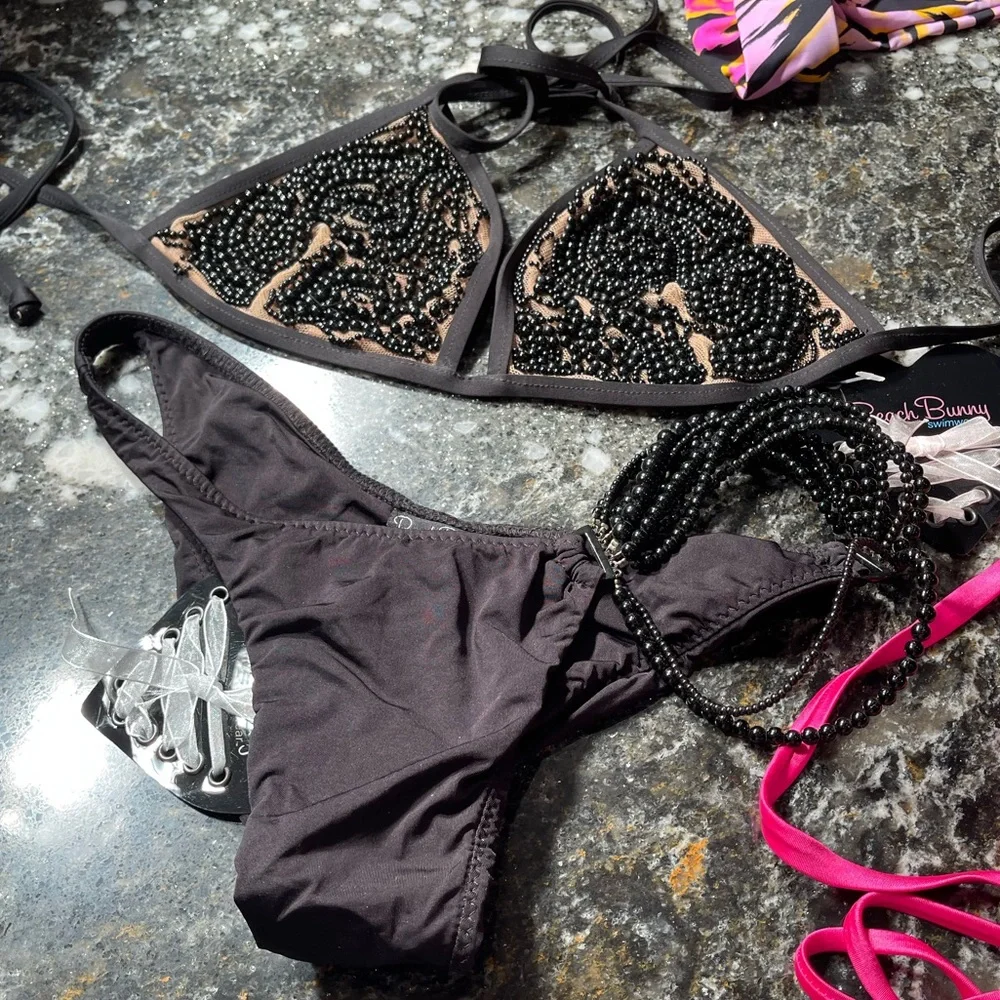 New with or without tags beach bunnies XL or L sizes have two small sets - Picture 9 of 17